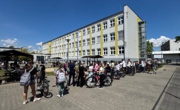 Oznakowanie rowerów przez Policję na terenie szkoły.